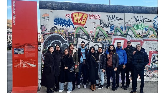 Hela gruppen med deltagare och lärare som reste till Berlin i april 2022 med Erasmus+. Gruppen står framför en graffittivägg