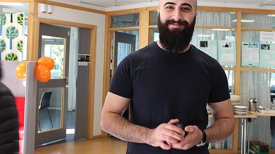 Nöjd och glad deltagare som precis fått sin gymnasiebehörighet på folkhögskola.