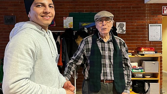 En pensionär med en deltagare på Röda Korsets folkhögskola