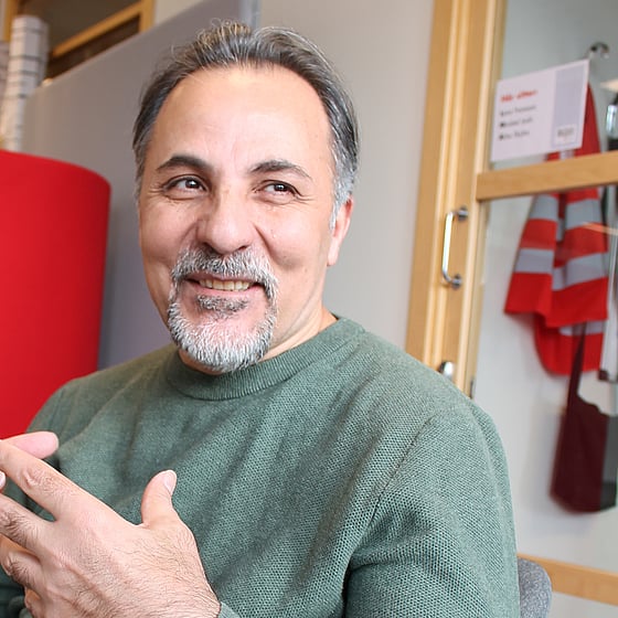 Deltagare på kursen Migration och social hållbarhet sitter i en fåtölj och berättar om vad kursen gett honom