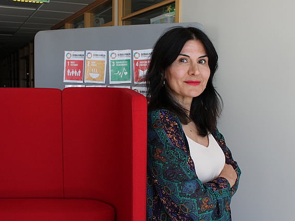 Porträtt av Meral Onmaz, lärare på distanskursen Agera utan att diskriminera på Röda Korsets folkhögskola