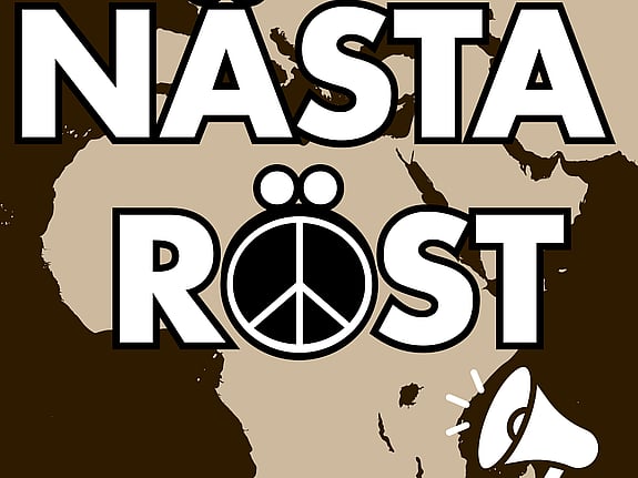 Logotypen för podden Nästa Röst. Texten Nästa Röst är vit och ligger på en beige och svart karta över främst afrika och europa. Cirkeln i ordet röst är ett fredstecken