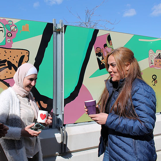 Deltagare på studieresa till Berlin. Står framför en vägg med grafitti