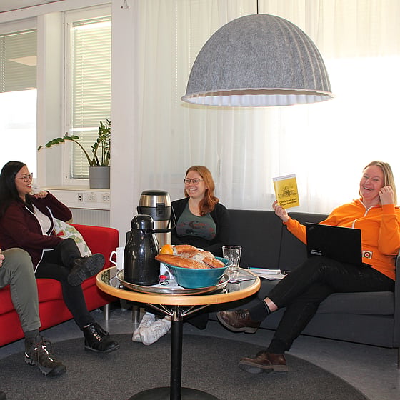 En grupp på fyra personer diskuterar kring ett fikabord. De pratar om foldern om krisberedskap