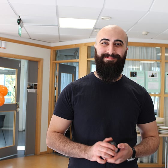 Nöjd och glad deltagare som precis fått sin gymnasiebehörighet på folkhögskola.