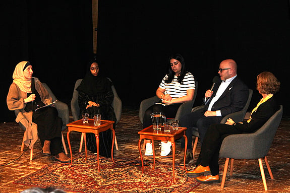Panelsamtal med lokala aktörer och rektor på folkhögskolan, på scenen i aulan